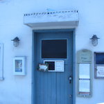 オステリア・ピノ・ジョーヴァネ - スカイブルーのドアが抒情的な外観