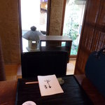 祇園 さゝ木 - テーブル席と坪庭