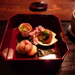 祇園 さゝ木 - 塗り物に入って出て来ました