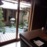 祇園 さゝ木 - 坪庭の向こうがテーブル席です