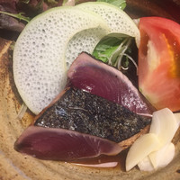 土佐料理 祢保希 新宿店 - 炭火焼鰹のたたき