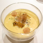 ジョンティ アッシュ - 山梨県産ゴールドラッシュの冷製スープ　玉蜀黍のグリエ乗せ