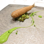 稚鮎の黒ビールフリット　胡瓜とマスターゾ添え　川の流れの胡瓜ソース