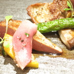 フランスランド産ピジョンラミエのロースト　椎茸と夏野菜　ブラックオリーブのタプナード乗せ