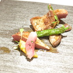 ジョンティ アッシュ - フランスランド産ピジョンラミエのロースト　椎茸と夏野菜　ブラックオリーブのタプナード乗せ