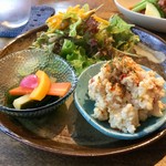 ジャム cafe 可鈴 - 【週替わりランチ(950円)】ポテトととドライトマトのサラダ(画像右)、自家製ピクルス(画像左)、グリーンサラダ(画像上)