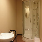 月の花 梟 - 寝室の隣にシャワーブース