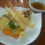 天ぷら盛り合わせ、もりそばと込みで1500円