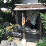 中華そばつけそば 千思萬考 - 到着したとき、ちょうどおかみさんが
      営業中の看板に返すところでした。