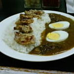 牛すじカレー 小さなカレー家 - みそ焼きカレーチキン大盛り（煮玉子トッピング）