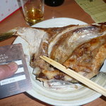 得一 - ハマチのカマ。クレジットカードの大きさと比べて