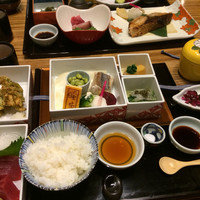季寄せ料理 暖歩 - 手前は旬菜極上御膳