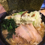 ひろき家 - キャベツのせ家系ラーメン700円