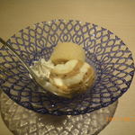 廻転とやま鮨 - コーヒー味アイスと小さなロールケーキ