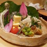 銀座 しのはら - 八寸：庄内ふにチーズ、焼きなす、煮蛸、揚げトウモロコシ、玉子真丈、毛蟹、銀杏、フルーツトマト