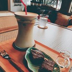 UBUD coffee studio - アイスカフェラテとキャラメルトフィーブラウニー