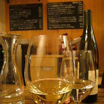ピッコラ・フェリーチェ - 白ワインとワイングラス