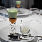 レフェルヴェソンス - 吉田牧場のヨーグルト　桃のシャーベット　タイム風味の桃ソース　レモンバーム