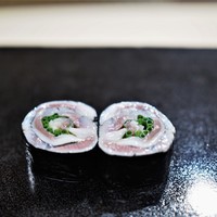 日本橋蛎殻町 すぎた - いわしと大葉・あさつき・酢漬け茗荷の海苔巻き
