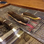 囲炉裏料理わ - なまず炭火焼き中