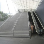 常陸野ブルーイング - 駅舎外から上る階段