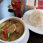 マイタイ - ランチのグリーンカレー（大盛り）とアイスティーです