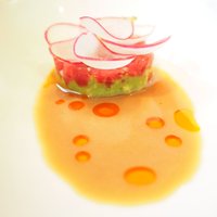 Jean-Georges Tokyo - ランチコース 6380円 の本マグロのタルタル、アボカド、ラディッシュ、ジンジャーマリナード