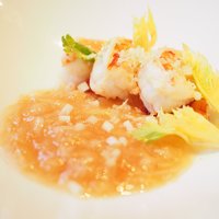 Jean-Georges Tokyo - ランチコース 6380円 の温かいエビと桃のシュリンプカクテル、ホースラディッシュ