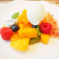Jean-Georges Tokyo - ランチコース 6380円 のココナッツパンナコッタ、沖縄マンゴー、酢橘のソルベ