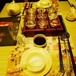 高流灣海鮮火鍋 - 真ん中のはつけダレ。これをブレンドして自分好みのつけダレを作ります。