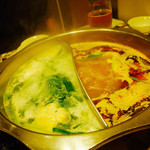 高流灣海鮮火鍋 - 麻辣火鍋とパクチー白湯火鍋