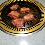 焼肉マルハシ - 焼いてます