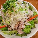 日本酒バル YODARE - ゆで豚とネギたっぷりゴマダレサラダ