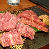 BAKURO - ＊数種類の「赤身肉」と「ホルモン」が盛合されています。思ったより量がありますね。 丁寧に説明してくださったのですが、忘れました。m(__)m どのお肉も赤身らしい旨みを感じるそうですよ。