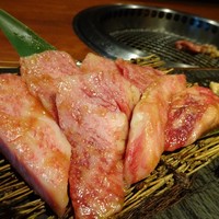 BAKURO - ＊上カルビと上ロース、ホルモンが盛合されています。「ホルモン」苦手な方は「焼き野菜」に変更可。 私は苦手ですが主人が一緒ですので、変更せず「ホルモン」を頂くことに。 結構サシが多いですが、柔らかく美味しいですね。ロースよりもカルビの方が美味しく思えました。