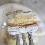 シュトラウス - 早速、「カルディナール」を食べてみると、分厚いメレンゲ生地は表面カリッと中はふわふわ！