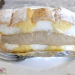 シュトラウス - 今回注文した「カルディナール」は、メレンゲ生地の中にコーヒー風味のクリームを挟んだトルテ！