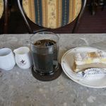 シュトラウス - その後、「ケーキセット」750円が到着。ケーキは「カルディナール」、ドリンクは「アイスコーヒー」をチョイスしました。