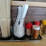 手打ちラーメン 清仁軒 - 【2017.8.28(月)】テーブルにある調味料