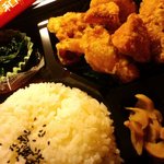 Karaage Koubou Kazu - いろいろと食べてみたかったから、ミックス弁当（480円）をオーダー。とり天も入ってる！