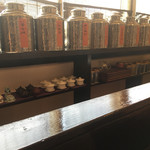 札幌茶楼 茶譜 - 茶缶が並びます