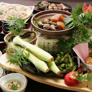 A banquet course where you can experience the changing seasons through food is available for 3,500 yen.