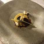 グリシーヌ - フォアグラのポワレとトウモロコシのブリュレ　トンカ豆の風味のポップコーン添え