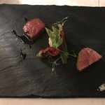 グリシーヌ - ２種類のお肉の食べ比べ　鹿児島産和牛ランプと飛騨牛トモサンカクの炭火焼き　赤ワイン・ソース　マルドン・ソルトと山葵