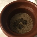 グリシーヌ - トリュフ入りの炊き込みご飯を炊き込む前の状態で見せてくれます