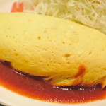 グリル ロン - こちらのオムライスは、うす焼きたまごが巻かれているタイプ。
      厚めにふわっと焼かれていて、たまごの味がしっかり楽しめます。