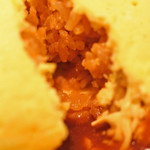 グリル ロン - 中のチキンライスもバター風味で美味しい～
      トマトソースとの相性も抜群で、ボキ好みのオムライスです。