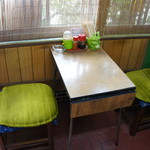 Naniwaya - 二人掛けのテーブル席でいただきました、天板が広がる仕組みになっています（２０１７．８．２８）