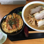 千利庵 - 味噌チャーシュー&ミニカツ丼&ゆで卵(サービス)。