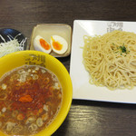 つけ麺 海鳴 - 烈火の辛魚介つけ麺 麺200g(半熟玉子) キャベツ付き 800円。